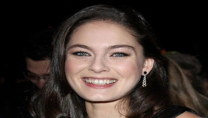 Alexa Davalos Biography