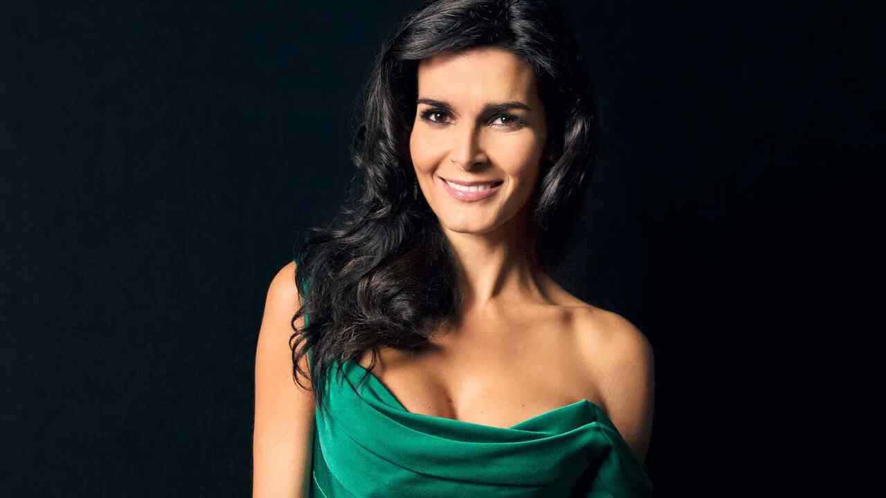 Angie Harmon Facts