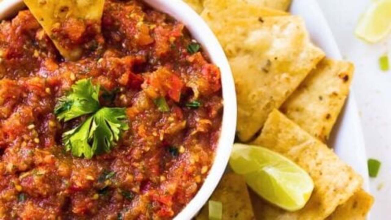 Homemade Fresh Salsa Recipe (In 5 Minutes!)