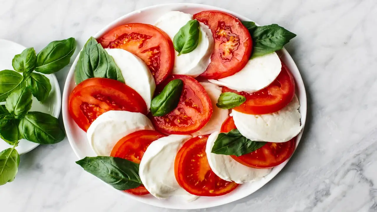 How To Prepare Traditional Italian Caprese Salad - Easy Ways