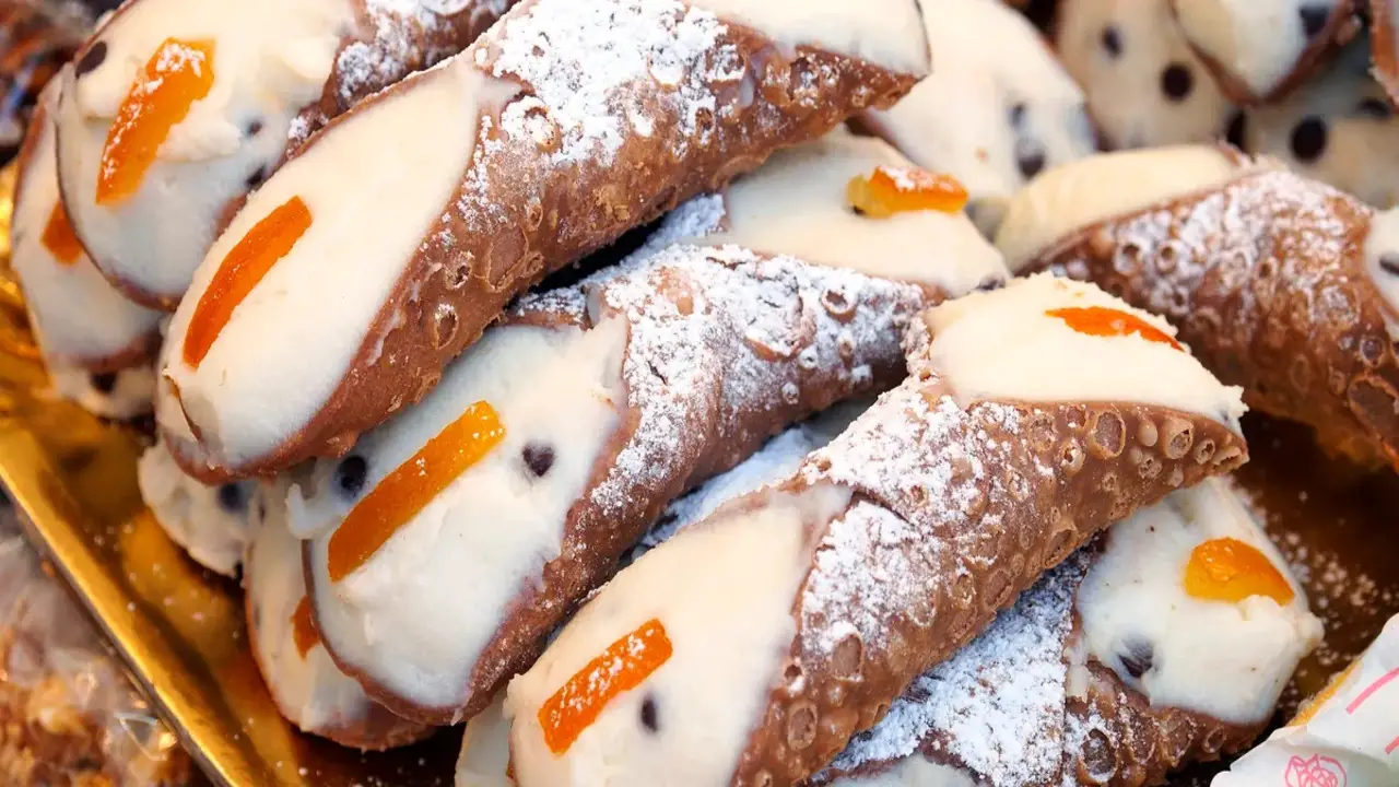 Serving And Storing Cannoli